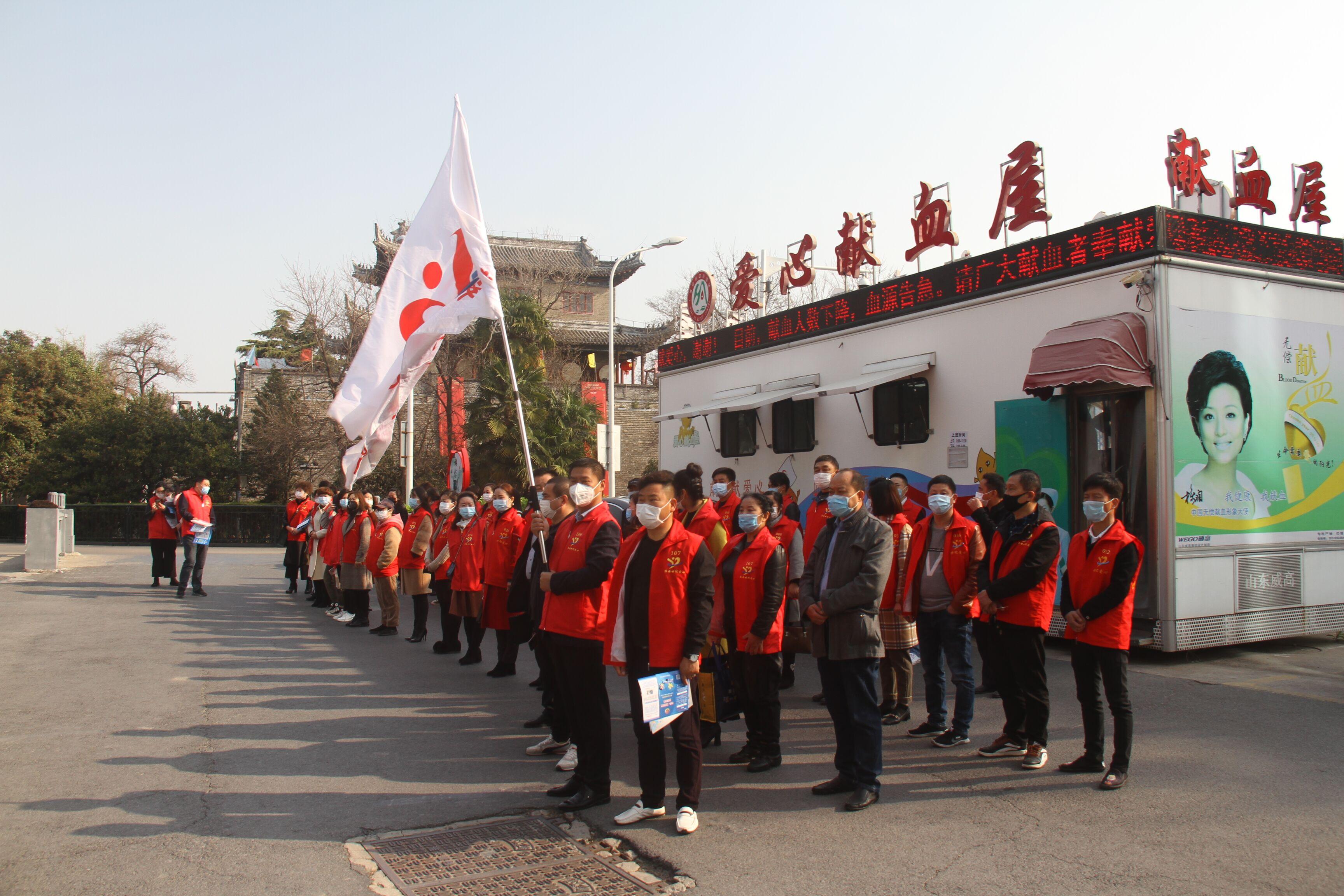 红十字志愿者热血抗疫